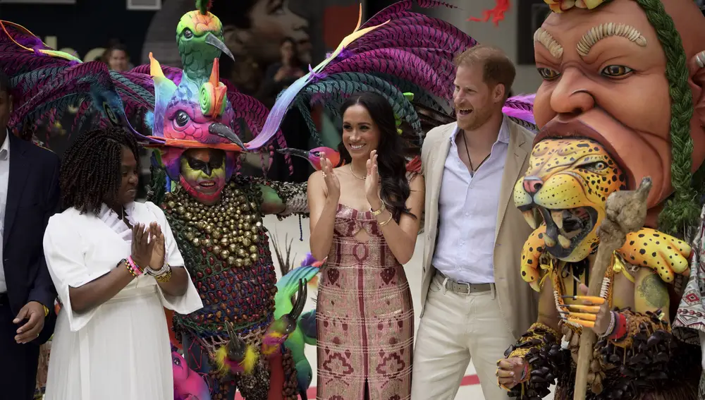 Prince Harry and Meghan attend a welcoming ceremony, accompanied by Colombia's Vice President Francia Márquez, left, at the Delia Zapata National Arts Center, in Bogota, Colombia, Thursday, Aug. 15, 2024.