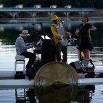 Concierto flotante en Santa Marina del Rey (León)