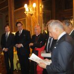 De izquierda a derecha, a S.A.R. Don Pedro de Borbón-Dos Sicilias y Orleans, duque de Calabria, a S.A.S. el príncipe Emanuel, entonces príncipe heredero de Salm Salm, a S.Em.R. el Cardenal Giovanni Battista Re cuando cuando el príncipe Emanuel entró a formar parte de la Sacra y Militar Orden Constantiniana de San Jorge