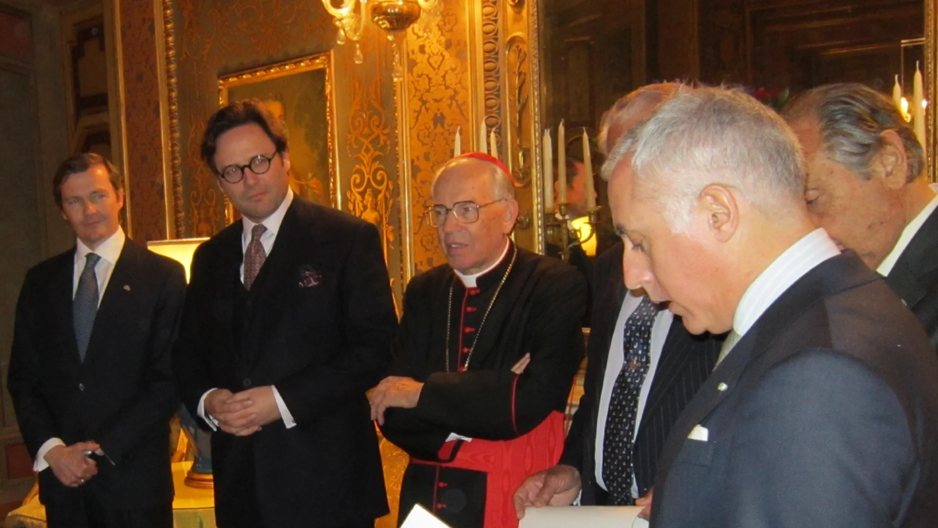 De izquierda a derecha, a S.A.R. Don Pedro de Borbón-Dos Sicilias y Orleans, duque de Calabria, a S.A.S. el príncipe Emanuel, entonces príncipe heredero de Salm Salm, a S.Em.R. el Cardenal Giovanni Battista Re cuando cuando el príncipe Emanuel entró a formar parte de la Sacra y Militar Orden Constantiniana de San Jorge