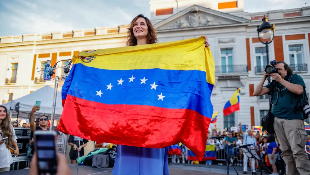La presidenta de la Comunidad de Madrid Isabel Díaz Ayuso interviene en la "Concentración por la Verdad de Venezuela" convocada a nivel Mundial, este sábado en la Puerta del Sol, en Madrid.