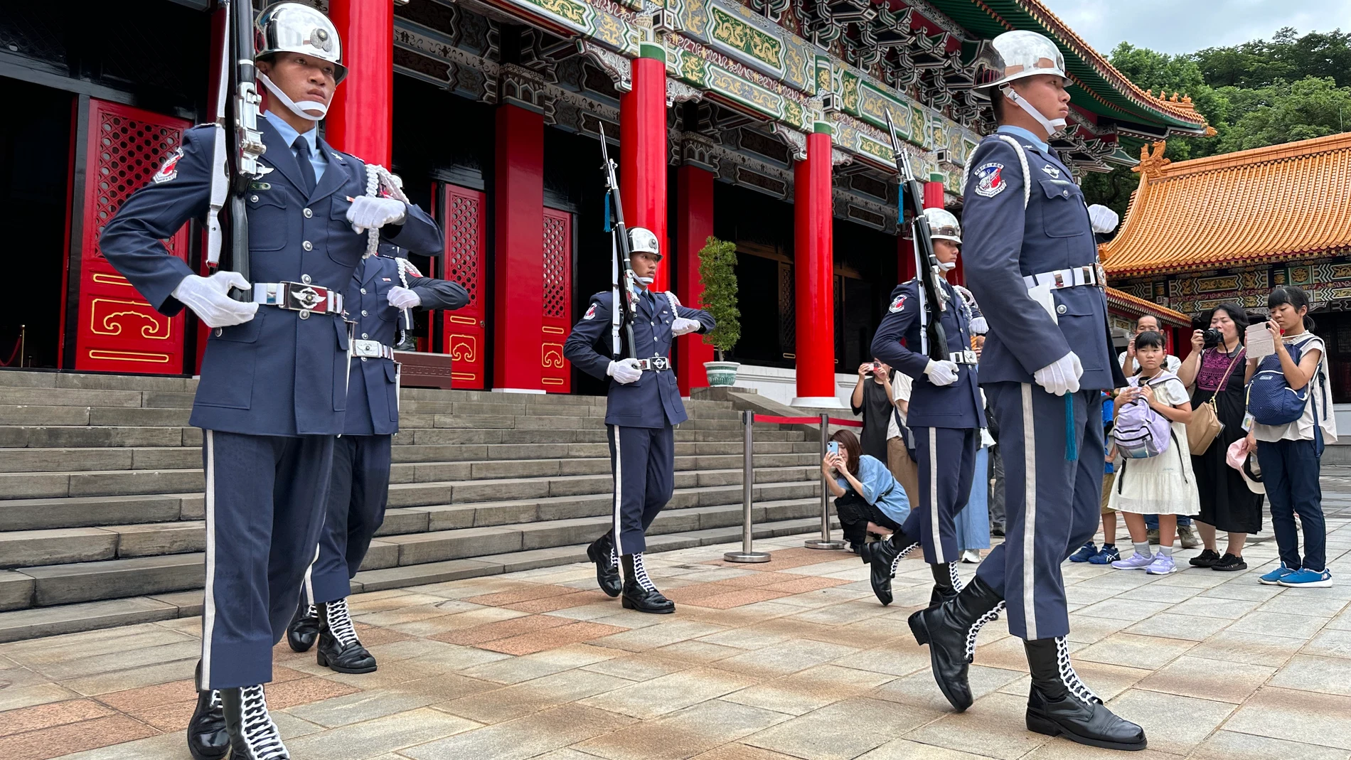 TAIPÉI (TAIWÁN), 17/08/2024.- Ceremonia del cambio de guardia en el Monumento a los Mártires de la República de China (nombre oficial de Taiwán), en Taipéi el 15 de agosto de 2024. El presidente de Taiwán, William Lai (Lai Ching-te), anunció la semana pasada su intención de aumentar el gasto militar de la isla hasta un “máximo histórico” de 647.000 millones de dólares taiwaneses (20.000 millones de dólares) en 2025, una cifra vista como “insuficiente” por los expertos. EFE/Javier Castro Bugarín