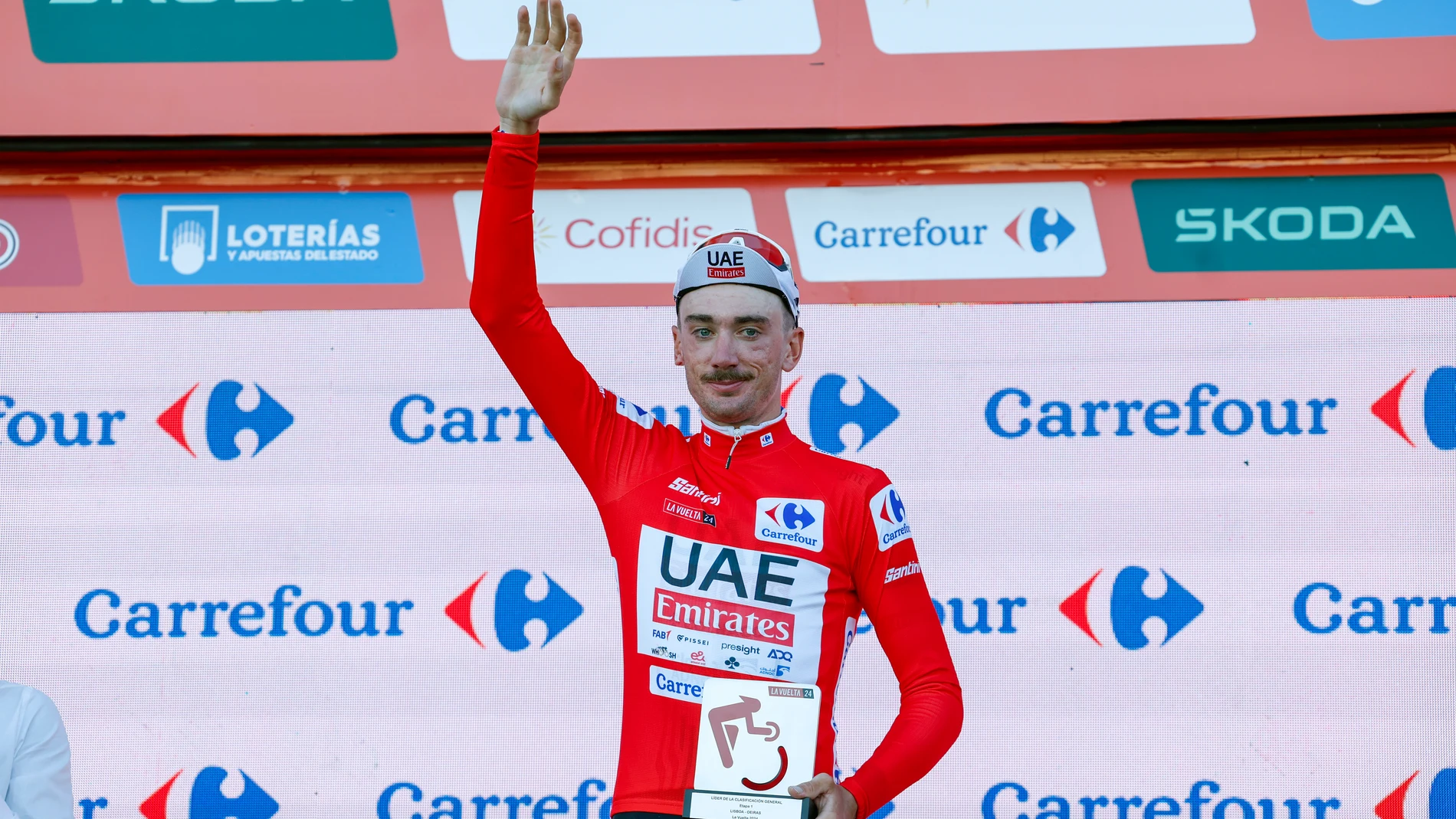 OEIRAS (PORTUGAL), 17/08/2024.- El ciclista estadounidense Brandon McNulty, ganador de la contrarreloj de hoy, en el podio tras la primera etapa de la Vuelta a España, una contrarreloj individual entre Lisboa y Oeiras (12 km), este sábado. EFE/ Javier Lizón