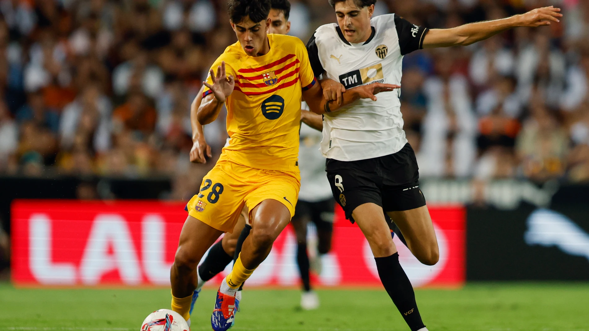 VALENCIA, 17/08/2024.- El centrocampista del FC Barcelona Marc Bernal (i) conduce el balón junto a Javier Guerra, del Valencia CF, durante el partido de LaLiga que Valencia CF y FC Barcelona disputan este sábado en el estadio de Mestalla, en Valencia. EFE/Biel Aliño