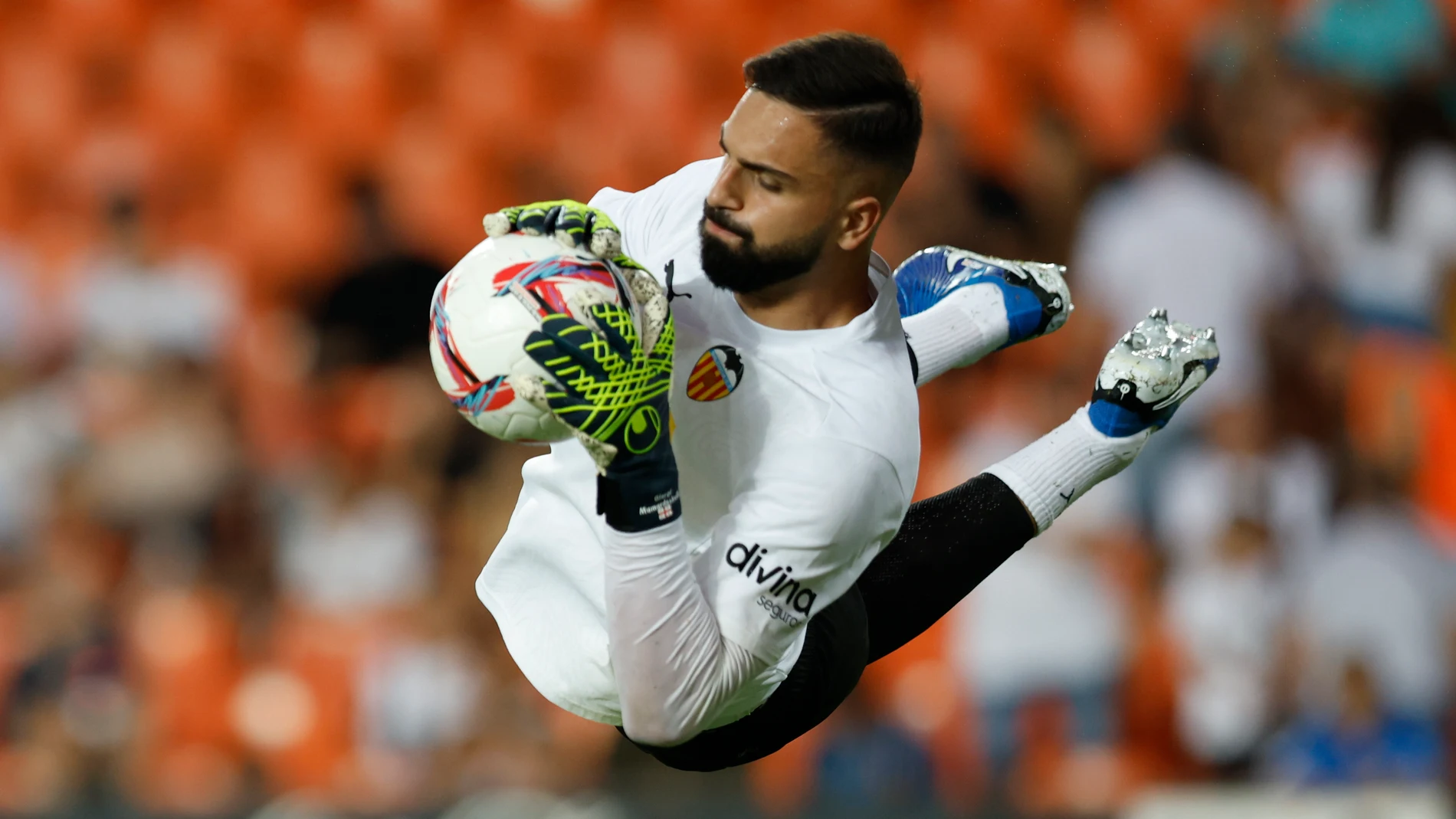 VALENCIA, 17/08/2024.- El guardameta georgiano del Valencia CF Giorgi Mamardashvili calienta antes del partido de LaLiga que Valencia CF y FC Barcelona disputan este sábado en el estadio de Mestalla, en Valencia. EFE/Biel Aliño