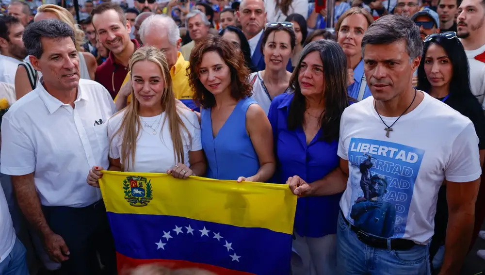 Isabel Díaz Ayuso con Lilian Tintori y Leopoldo López en la Puerta del Sol