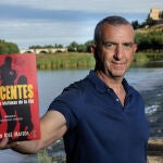El guardia civil y escritor salmantino Juan José Mateos con el libro