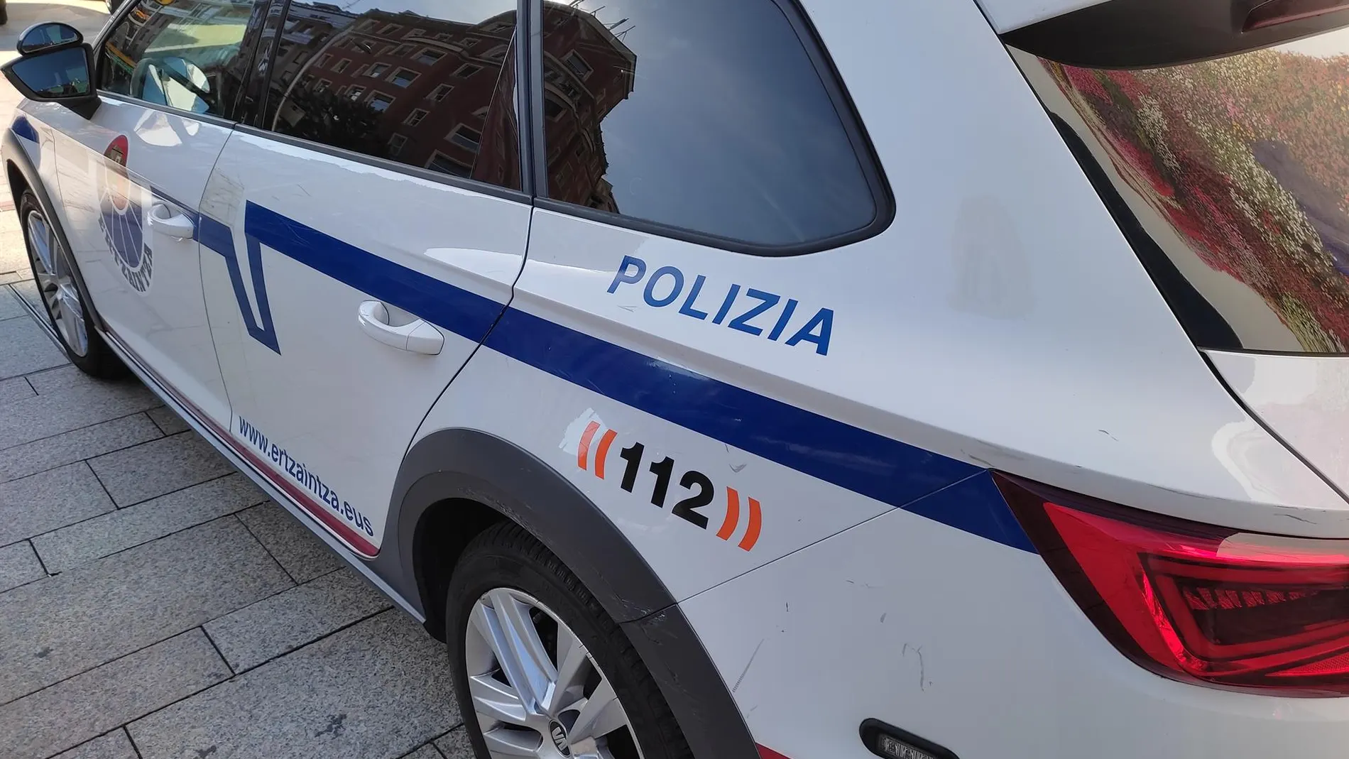 Detenido un ertzaina en San Sebastián tras intentar agredir a su pareja con un cuchillo y amenazar a sus hijas