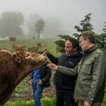 El presidente del PP, Alberto Núñez Feijoó (d), visita la ganadería "El Cerrillo" en Ruesga (Cantabria).