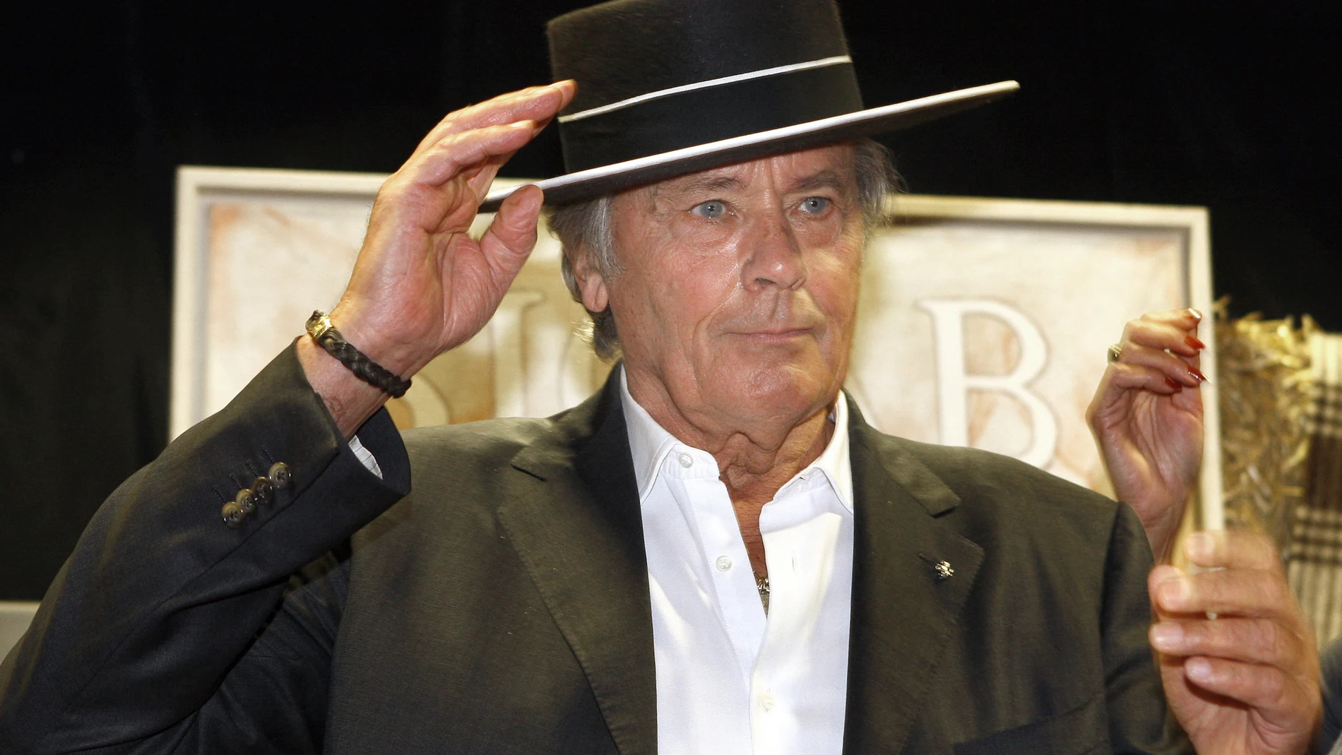 MADRID, 18/08/2024.- Fotografía de archivo, tomada el 26/11/2011 en Sevilla, del actor Alain Delon, mito del cine francés, que ha muerto a los 88 años en la casa que tenía en Douchy, en el centro de Francia. EFE/Archivo/Juan Ferreras La Agencia Efe dispone en su fototeca (www.lafototeca.com) de imágenes de distintos momentos de la vida del actor francés Alain Delon Las imágenes son accesibles en la plataforma www.lafototeca.com a través de la siguiente URL: http://bit.ly/1pb0O10