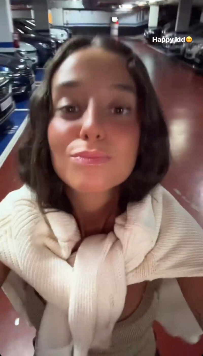 Victoria Federica bailando en un parking.