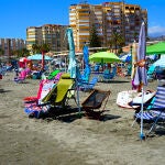 Guerra a las sombrillas: multas de 300 euros por coger sitio en playas de Torrox (Málaga)