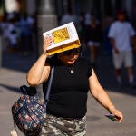 Una mujer se protege del calor en Madrid