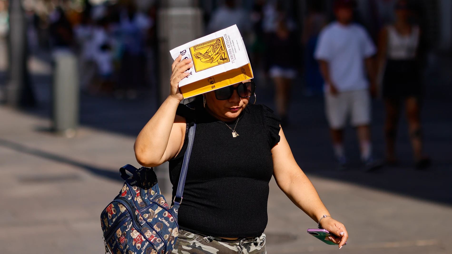 Una mujer se protege del calor en Madrid