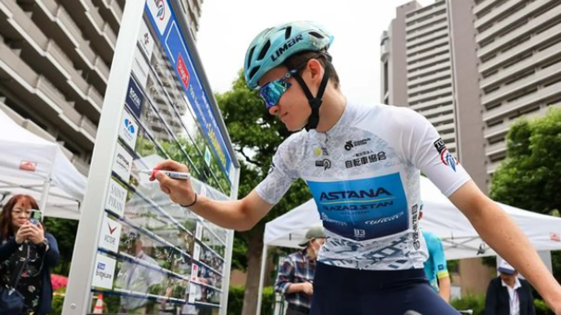 Nicolas Vinokurov, en un control de firmas de la Vuelta a Japón