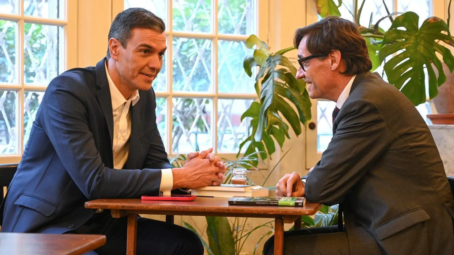 El nuevo presidente de la Generalitat, Salvador Illa, prefiere estar de vacaciones con Pedro Sánchez que homenajear a las víctimas del terrorismo islamista