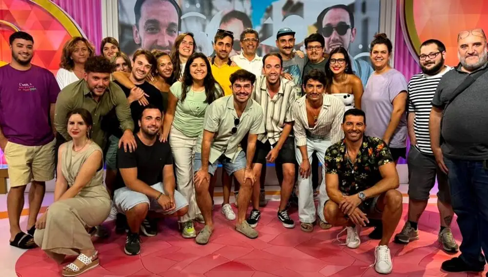 Jocobo Sánchez con el resto del equipo de 'Socialité'