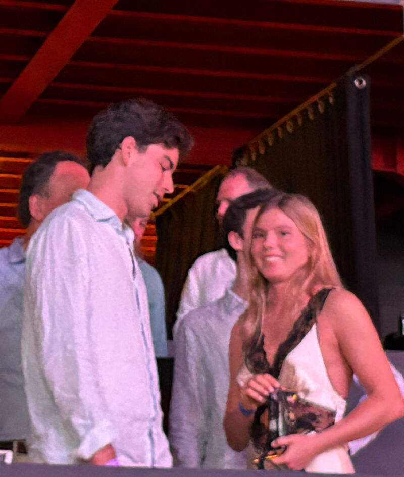 Un de las hijas gemelas de Julio Iglesias junto a un joven