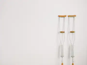 Imagen de recurso de unas muletas Imagen de recurso de unas muletas