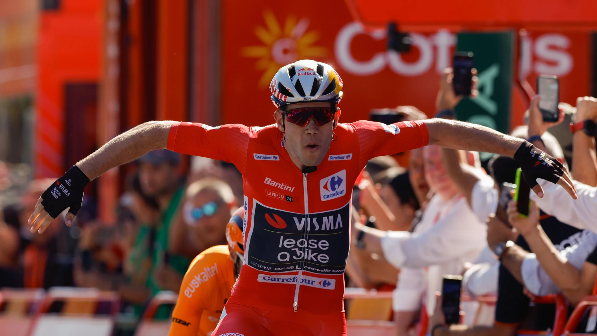 CASTELO BRANCO (PORTUGAL) , 19/08/2024.- El ciclista belga Wout van Aert, del Visma, celebra su victoria en la etapa 3 de la Vuelta 2024, entre Lousa y Castelo Branco, de 191, 2 kilómetros de recorrido, este lunes, en Portugal. EFE/Javier Lizón