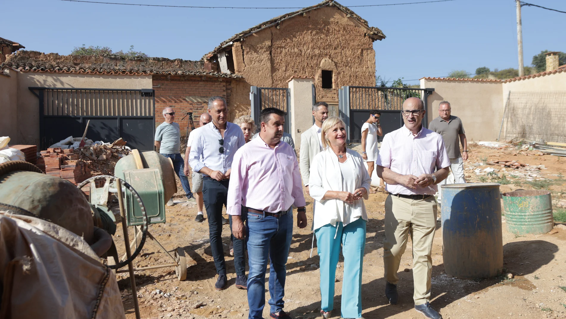 Leticia García visita las obras de rehabilitación que se llevan a cabo en Villaferrueña (Zamora)