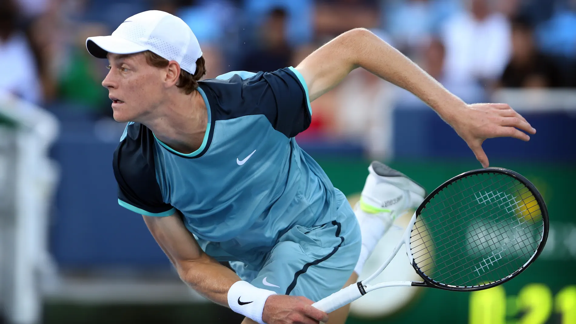 Mason (United States), 18/08/2024.- Jannik Sinner of Italy in action against Alexander Zverev of Germany during the semi-final round of the Cincinnati Open at the Lindner Family Tennis Center in Mason Ohio, USA, 18 August 2024. (Tenis, Alemania, Italia) EFE/EPA/MARK LYONS