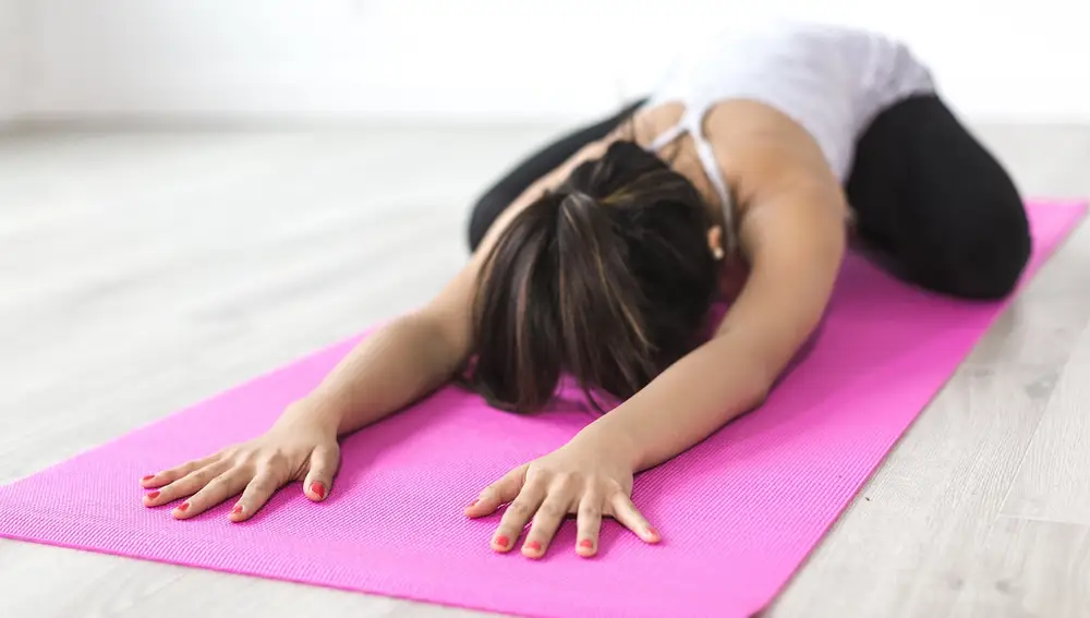 Mujer practicando yoga