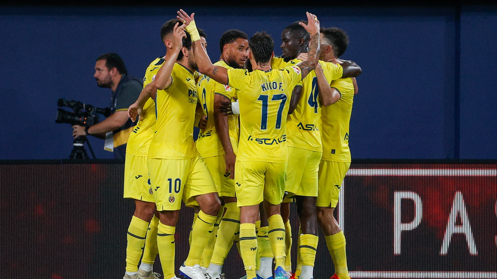 VILLARREAL (CASTELLÓN), 19/08/2024.- Los jugadores del Villarreal celebran el segundo gol ante el Atlético, durante el partido de la primera jornada de LaLiga EA Sports que Villarreal CF y Atlético de Madrid disputan este lunes en el estadio de la Cerámica. EFE/Manuel Bruque