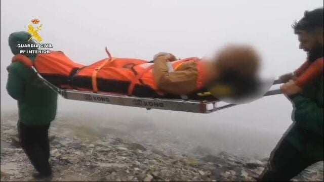 El senderista accidentado en el Moncayo es transportado en camilla por efectivos del GREIM.