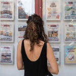 Anuncios de venta y alquiler de pisos. 