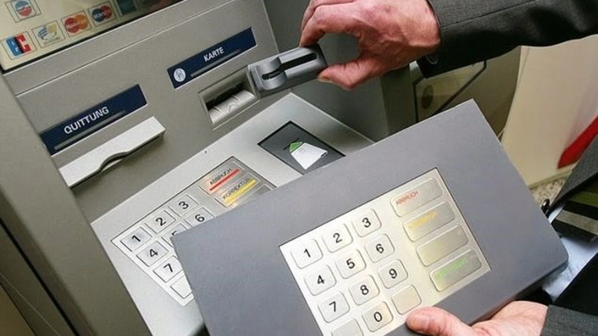 Dispositivo usado en la estafa conocida como 'skimming', que permite capturar datos personales, bancarios y claves de seguridad de las tarjetas en los cajeros automáticos POLICÍA NACIONAL 19/08/2024