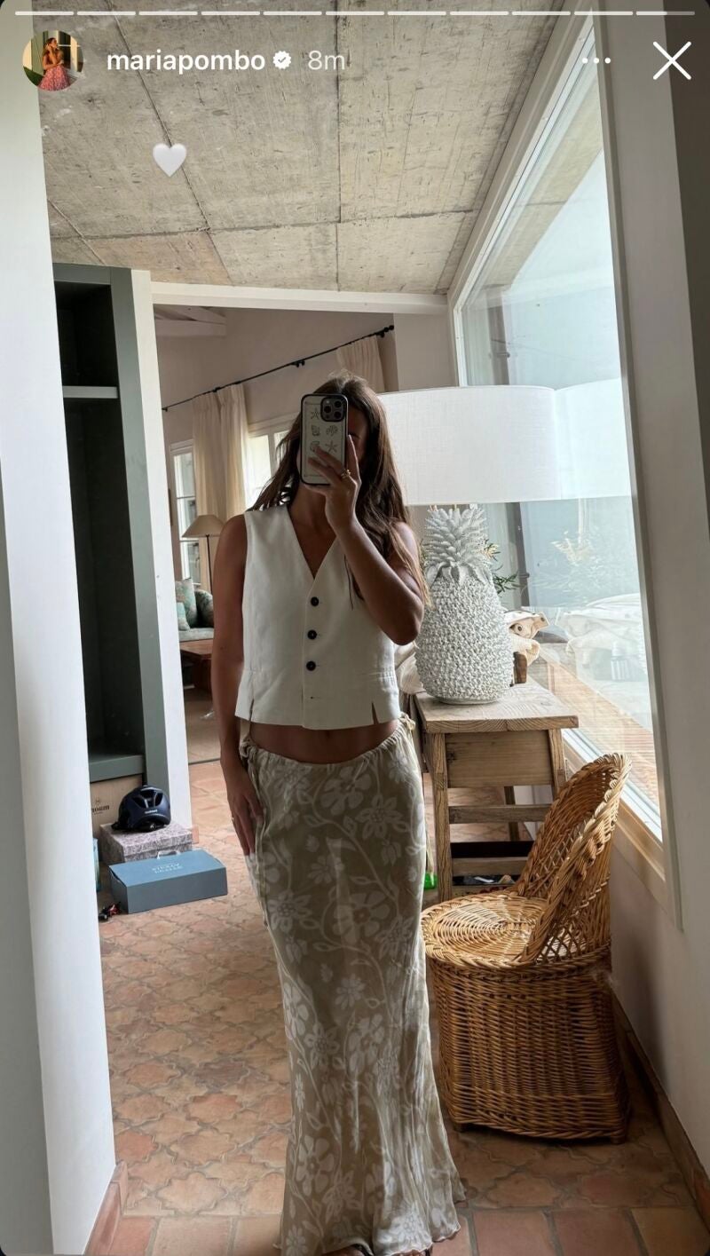 María Pombo compartiendo su look desde casa vaca.