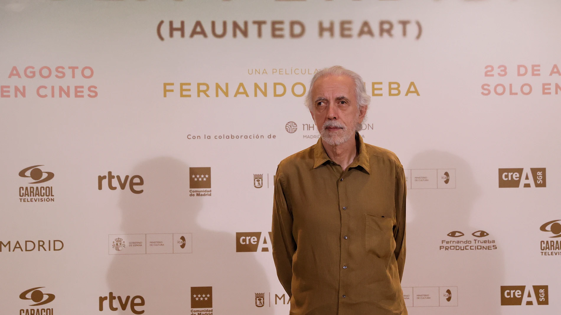 MADRID, 20/08/2024.- Fernando Trueba ha tardado diez años en sacar adelante un "film-noir" que ahora va a estrenar en las salas españolas, 'Isla perdida', una película marcada tanto en su trama como en sus personajes por una banda sonora excepcional, que el madrileño asegura haberse "currado muchísimo". "Si me hubieran dicho cómo habría hecho mi carrera ideal como director, hubiera elegido una comedia y una película negra. Pero en España -reflexiona el ganador de un Óscar por 'Belle epoque', ...