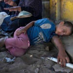 Un niño palestino desplazado duerme en Deir al-Balah
