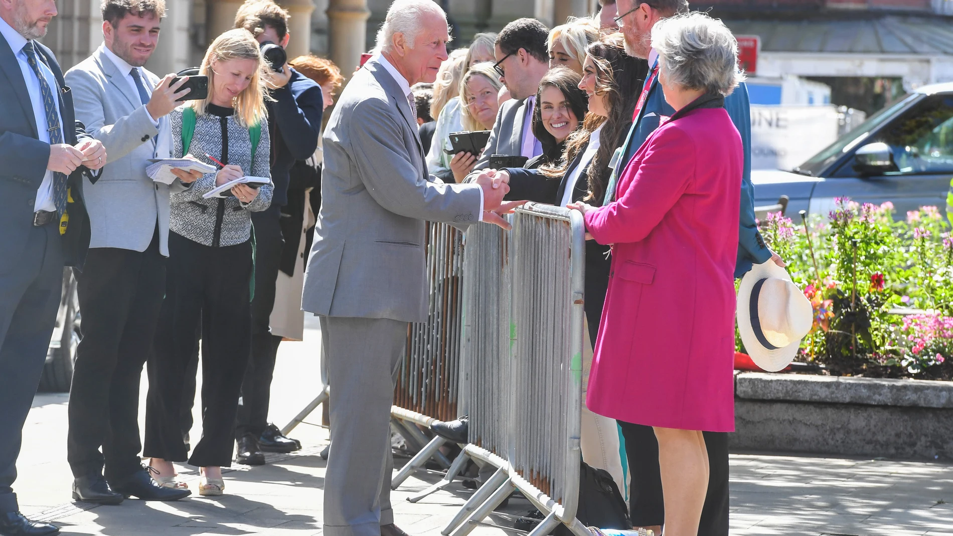 Southport (United Kingdom), 20/08/2024.- Britain's King Charles III (C) greets bystanders as he visits Southport Town Hall, in Southport, Britain, 20 August 2024. The king visited Southport to support people affected by the 29 July stabbings and the riots that followed. King Charles III met some of the families caught up in the knife attack at the Hart Space Community Centre and also members of the community outside the town hall. (Disturbios, Reino Unido) EFE/EPA/ANDY KELVIN