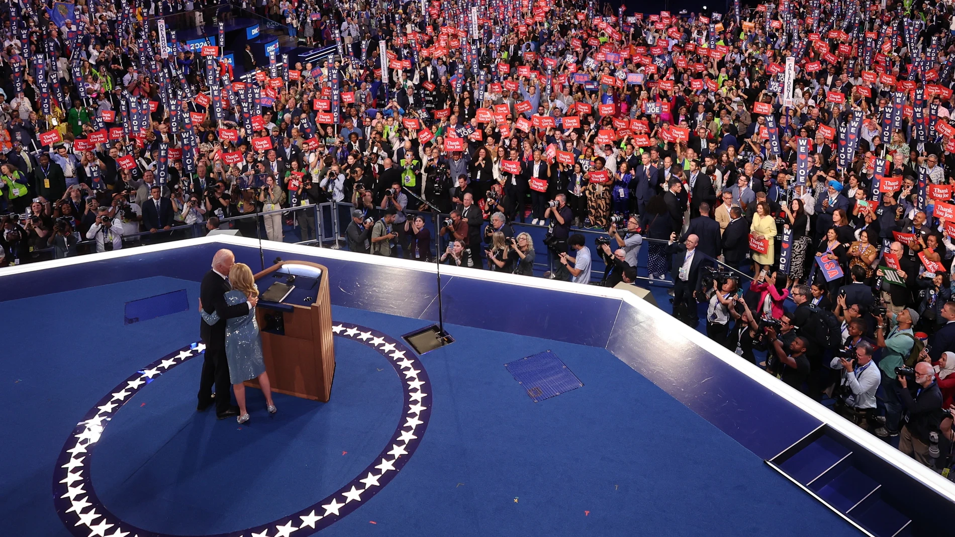 Chicago (United States), 19/08/2024.- U.S. President Joe Biden embraces first lady Jill Biden during Day 1 of the Democratic National Convention (DNC), at the United Center, in Chicago, Illinois, USA, 19 August 2024. The 2024 Democratic National Convention is being held from 19 to 22 August 2024, during which delegates of the United States' Democratic Party will vote on the party's platform and ceremonially vote for the party's nominee for president, Vice President Kamala Harris, and for vice...