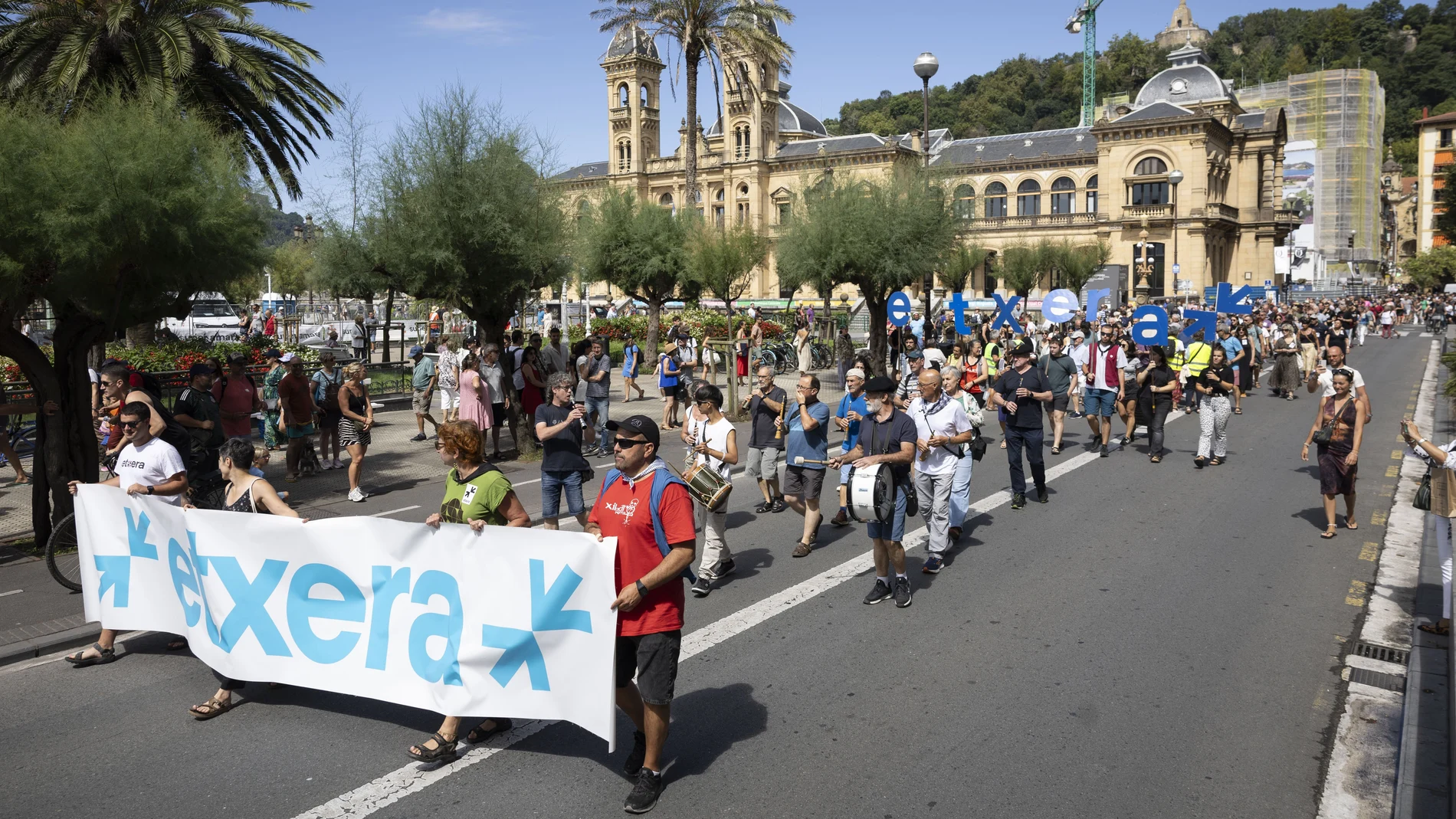 SAN SEBASTIÁN, 17/08/2024.- Vista de la manifestación para exigir la excarcelación de los presos de ETA que ha recorrido este sábado el centro de San Sebastián, convocada por la organización Sare. EFE/Javier Etxezarreta