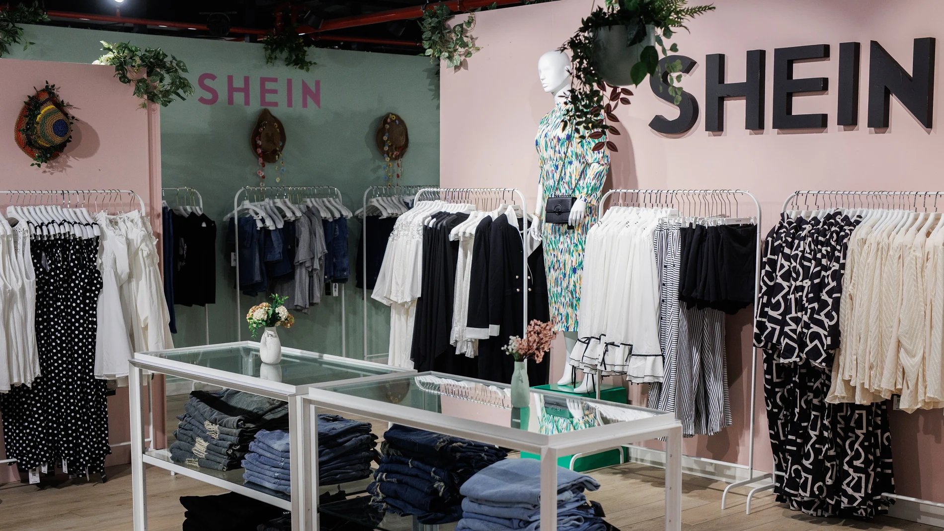 Ropa colgada en un burros durante la inauguración de la tienda efímera de Shein, en Madrid.
