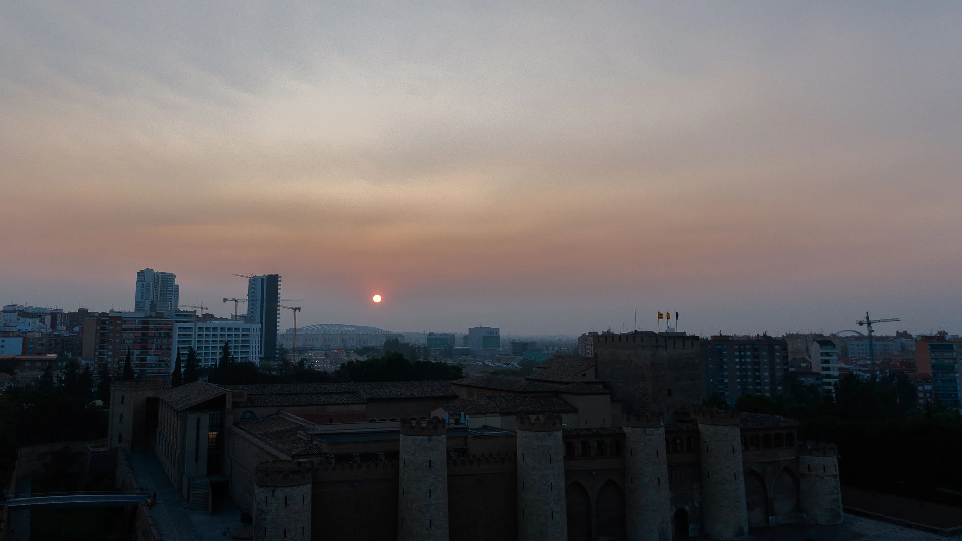 El humo de los incendios de Canadá se notó este martes en los atardeceres, al ocultar el sol antes de su ocaso. En la imagen, el cielo en Zaragoza