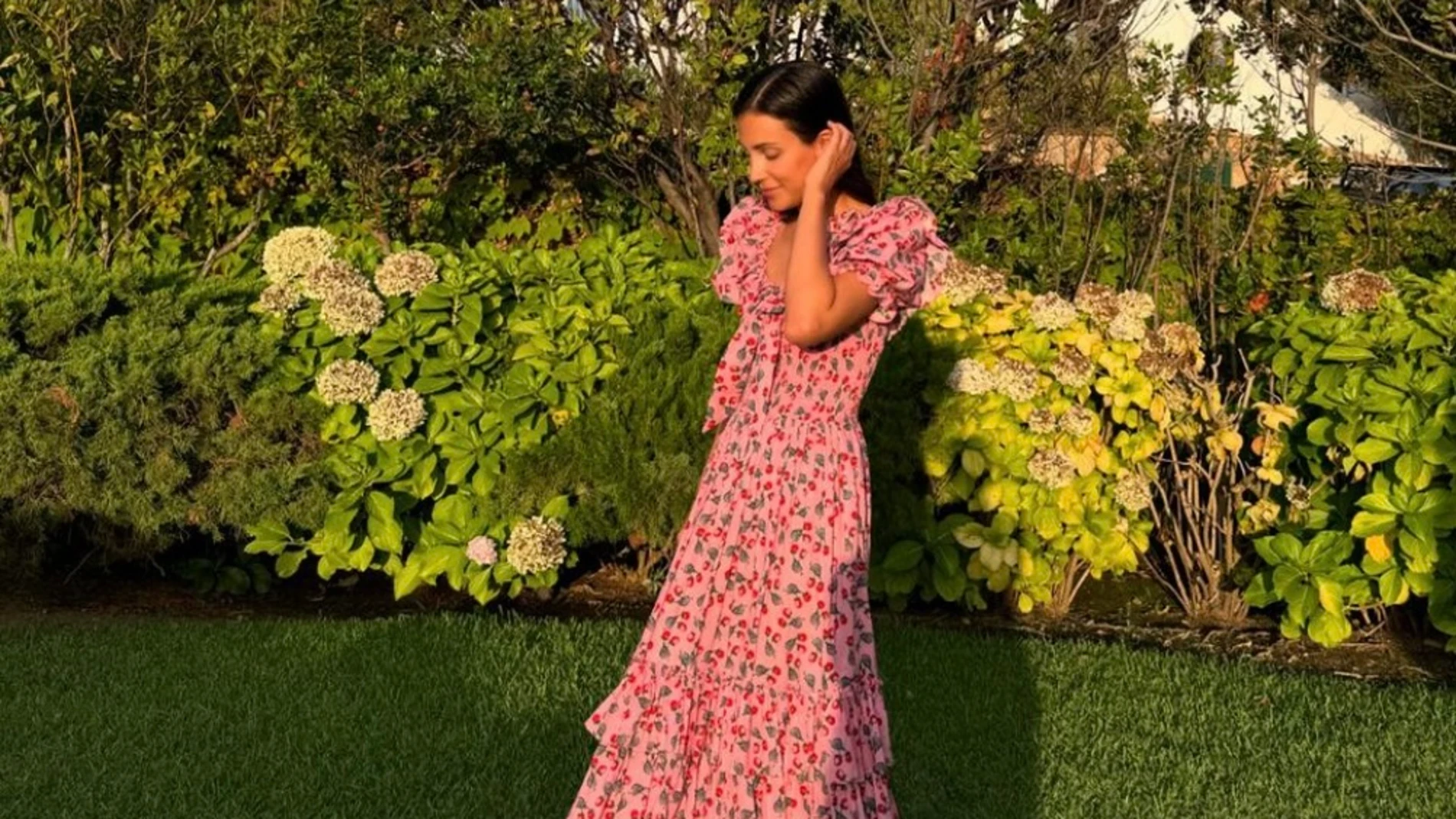 Sassa de Osma con vestido coquette en Sardinia.