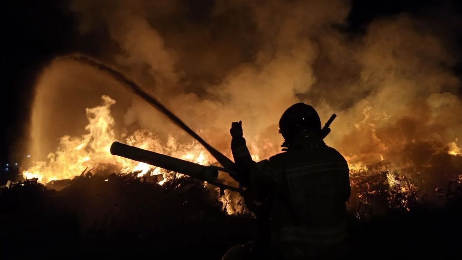 Bomberos de Gijón trabajan en la extinción de un incendio en las instalaciones de Cogersa, en Serín (Gijón) AYUNTAMIENTO DE GIJÓN 20/08/2024