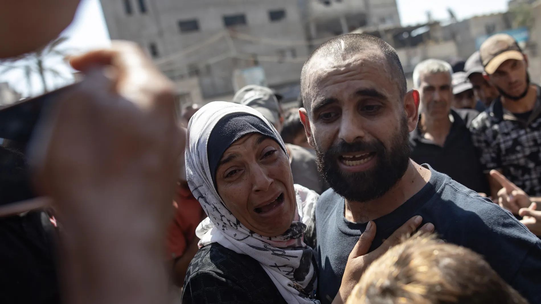 Gaza (-), 20/08/2024.- Palestinian man Hob Al-Din Muqat, one of the Palestinian detainees released by Israel, reacts as he meets with his family at Nasser Hospital in Khan Yunis camp, southern Gaza Strip, 20 August 2024. According to the Palestinian news agency Wafa, Israel on 20 August released 25 detainees from the Gaza Strip, including two women, who arrived at the Gaza European Hospital following their release through the Kerem Shalom crossing in the southern Gaza Strip. EFE/EPA/HAITHAM I...