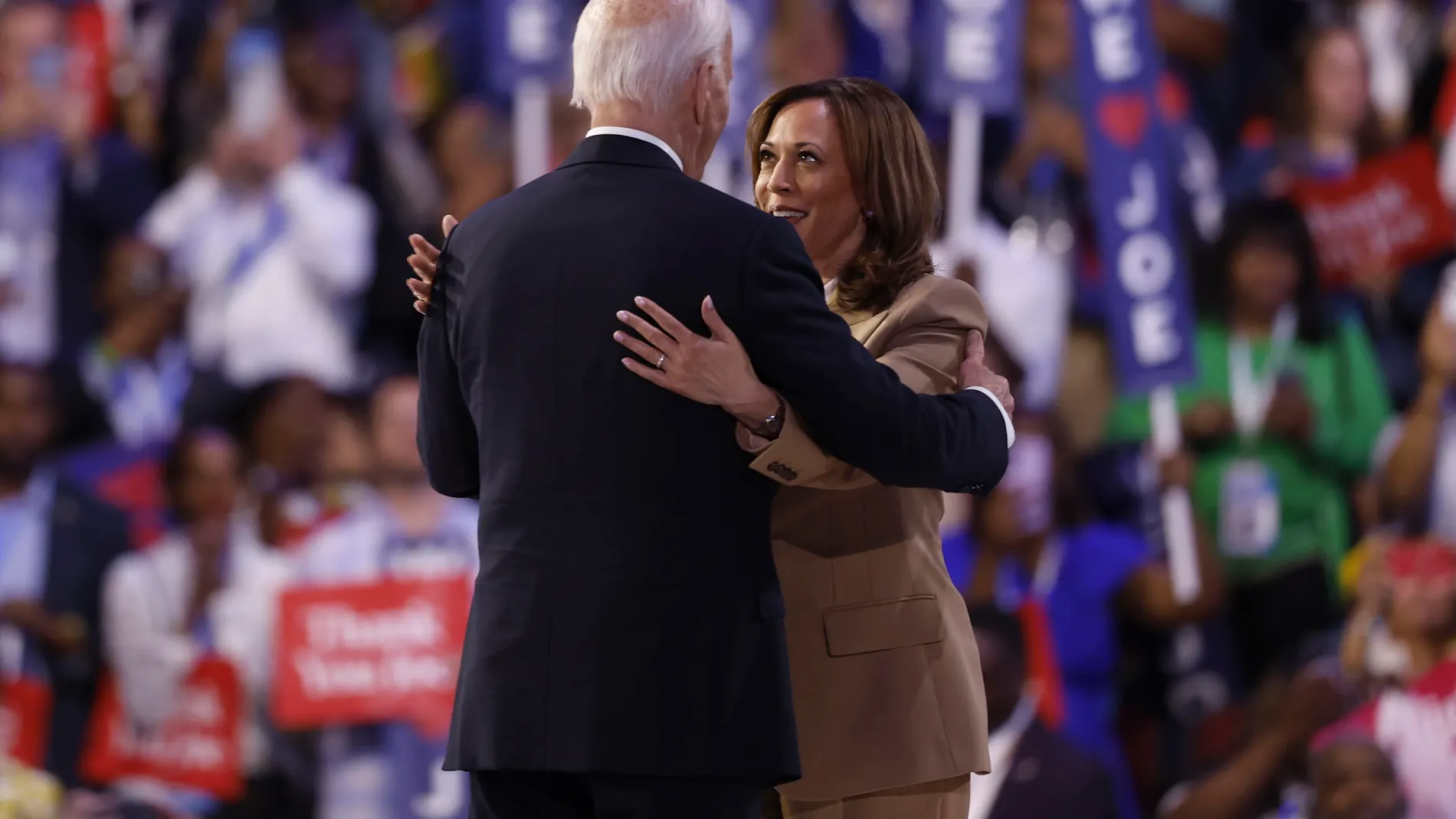 Chicago (United States), 20/08/2024.- Vice President Kamal Harris (R) embraces US President Joe Biden (L) following Biden's speech during the opening night of the Democratic National Convention (DNC) at the United Center in Chicago, Illinois, USA, 19 August 2024. The 2024 Democratic National Convention is being held from 19 to 22 August 2024, during which delegates of the United States' Democratic Party will vote on the party's platform and ceremonially vote for the party's nominee for presid...