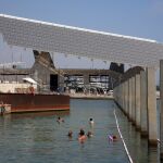 Esta es la única playa sin arena de Barcelona