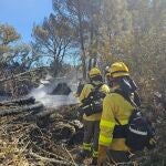 Bomberos forestales trabajan en un incendio en la Sierra de Andújar