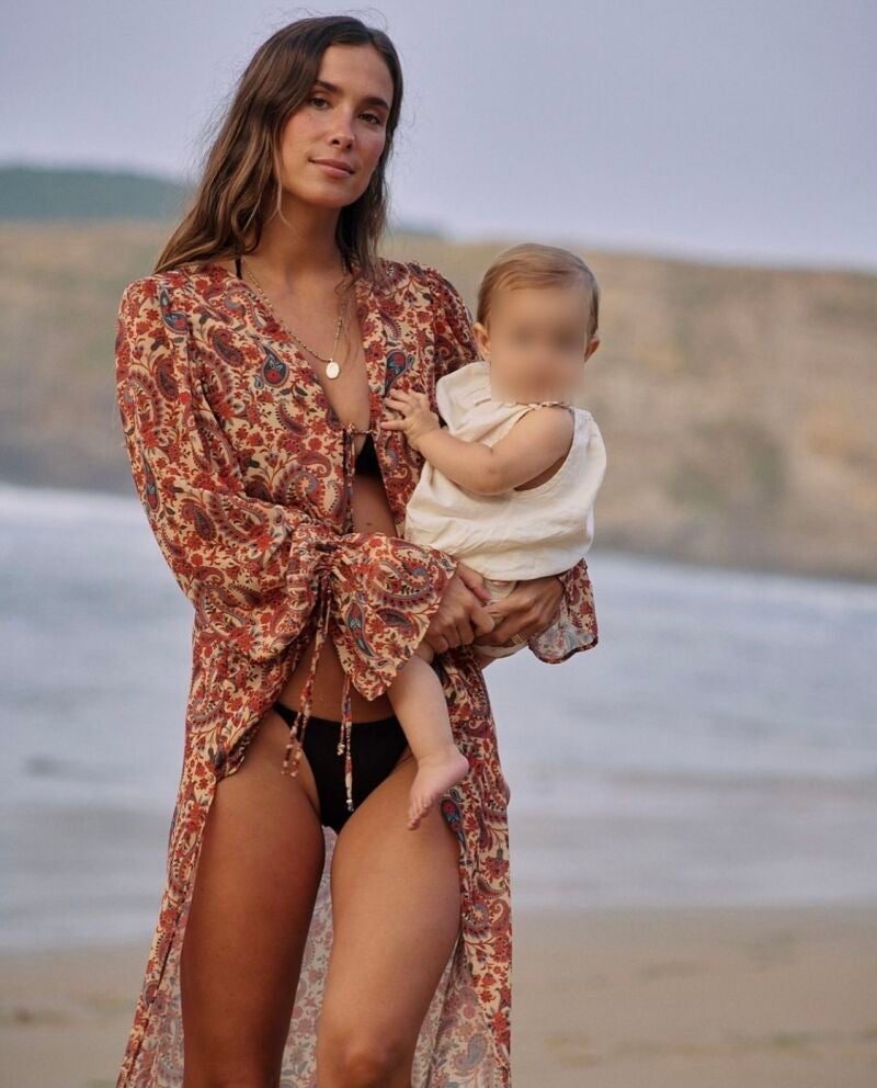María Pombo con un look bohemio de playa.