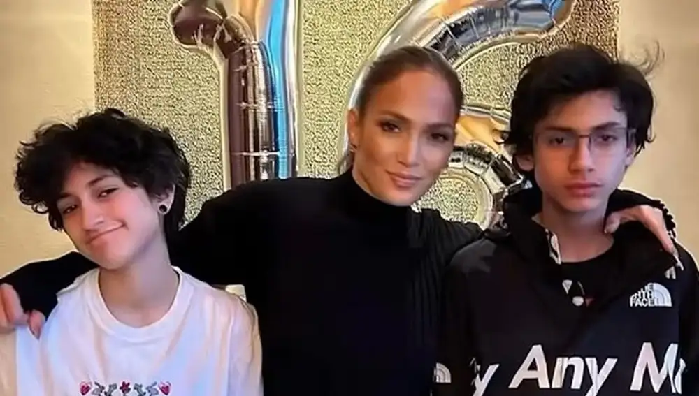 Jennifer López junto a sus hijos