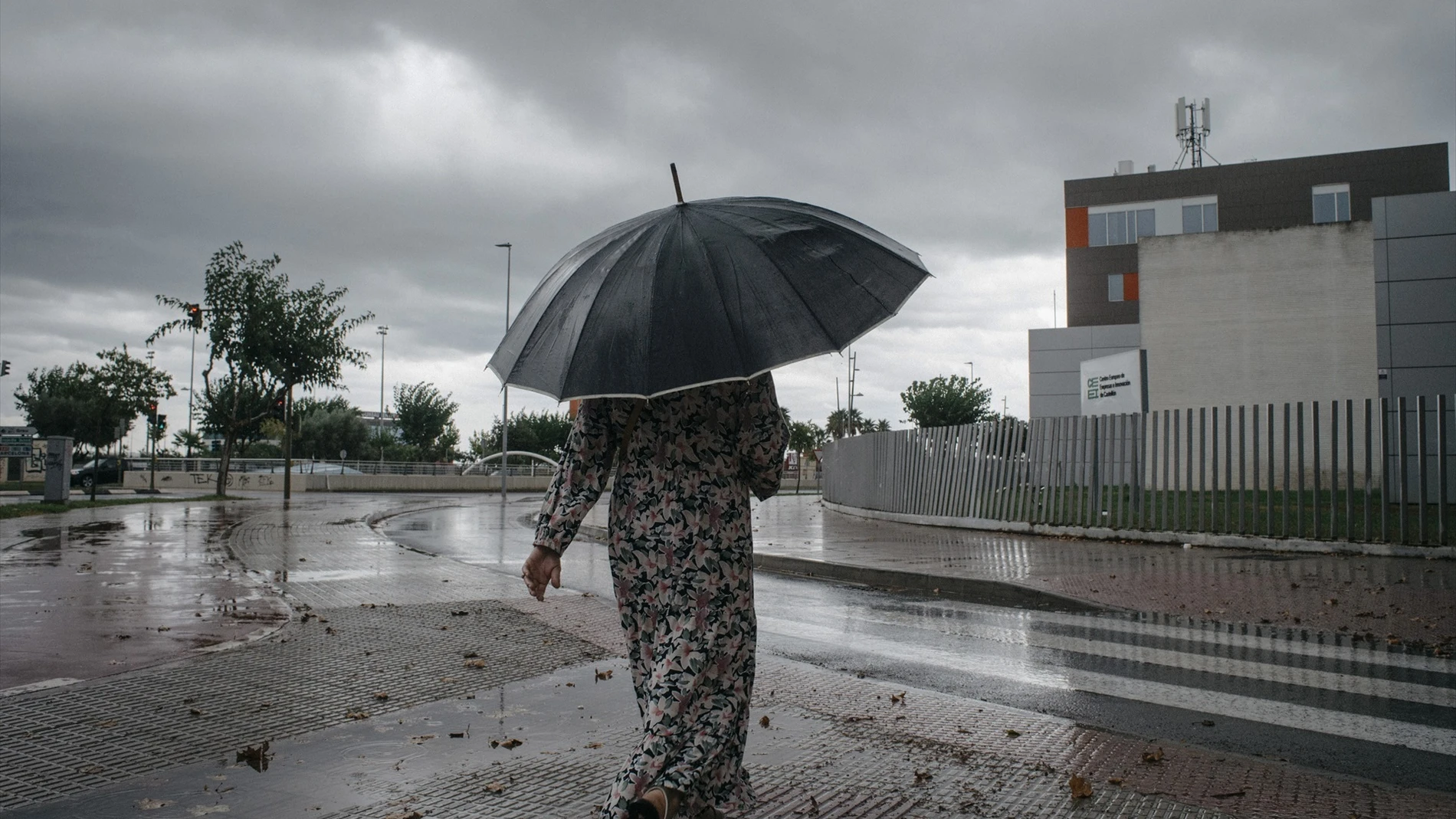 Una mujer camina bajo la lluvia