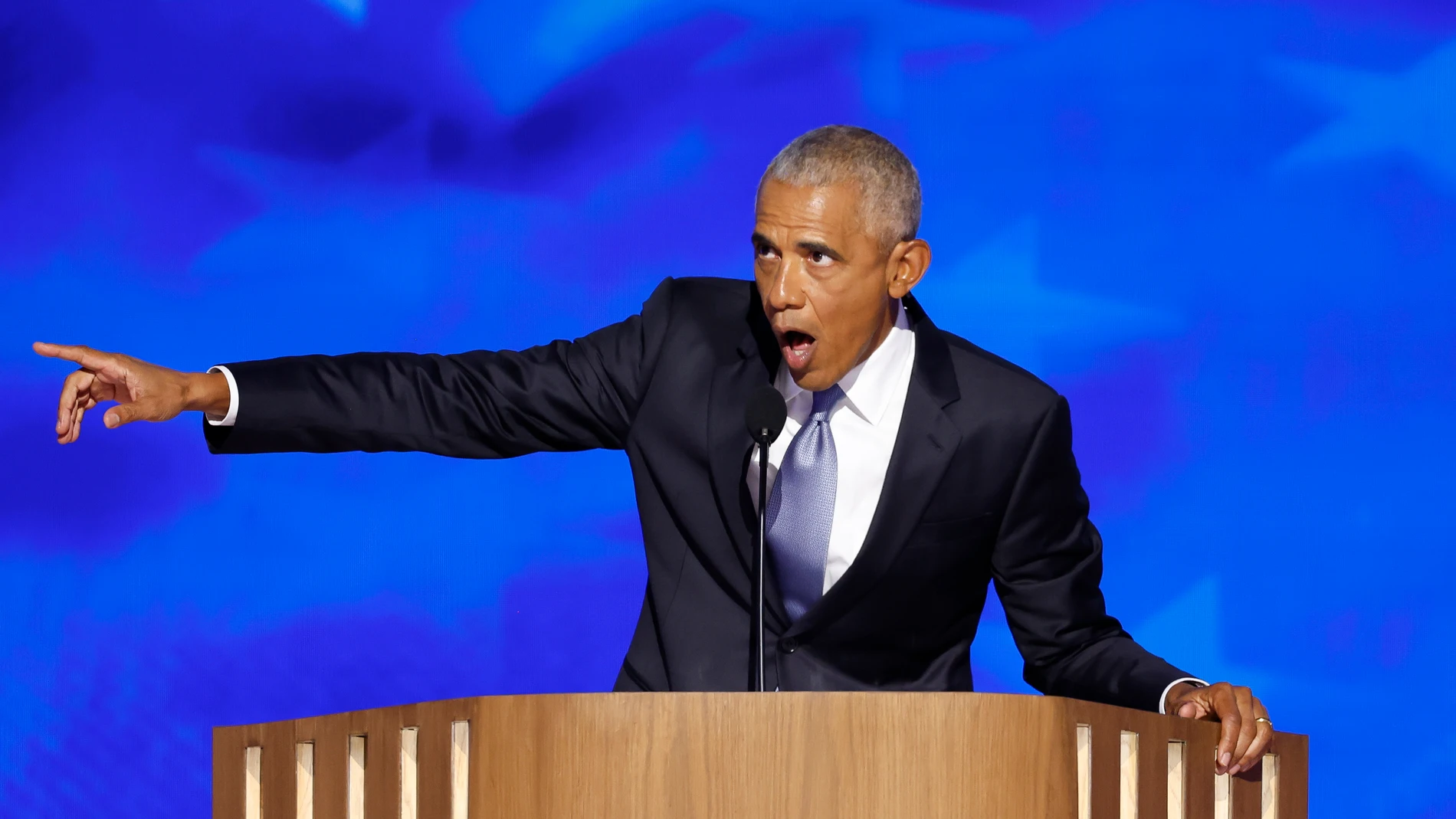 Chicago (United States), 21/08/2024.- Former US President Barack Obama speaks during the second night of the Democratic National Convention (DNC) at the United Center in Chicago, Illinois, USA, 20 August 2024. The 2024 Democratic National Convention is being held from 19 to 22 August 2024, during which delegates of the United States' Democratic Party will vote on the party's platform and ceremonially vote for the party's nominee for president, Vice President Kamala Harris, and for vice presid...