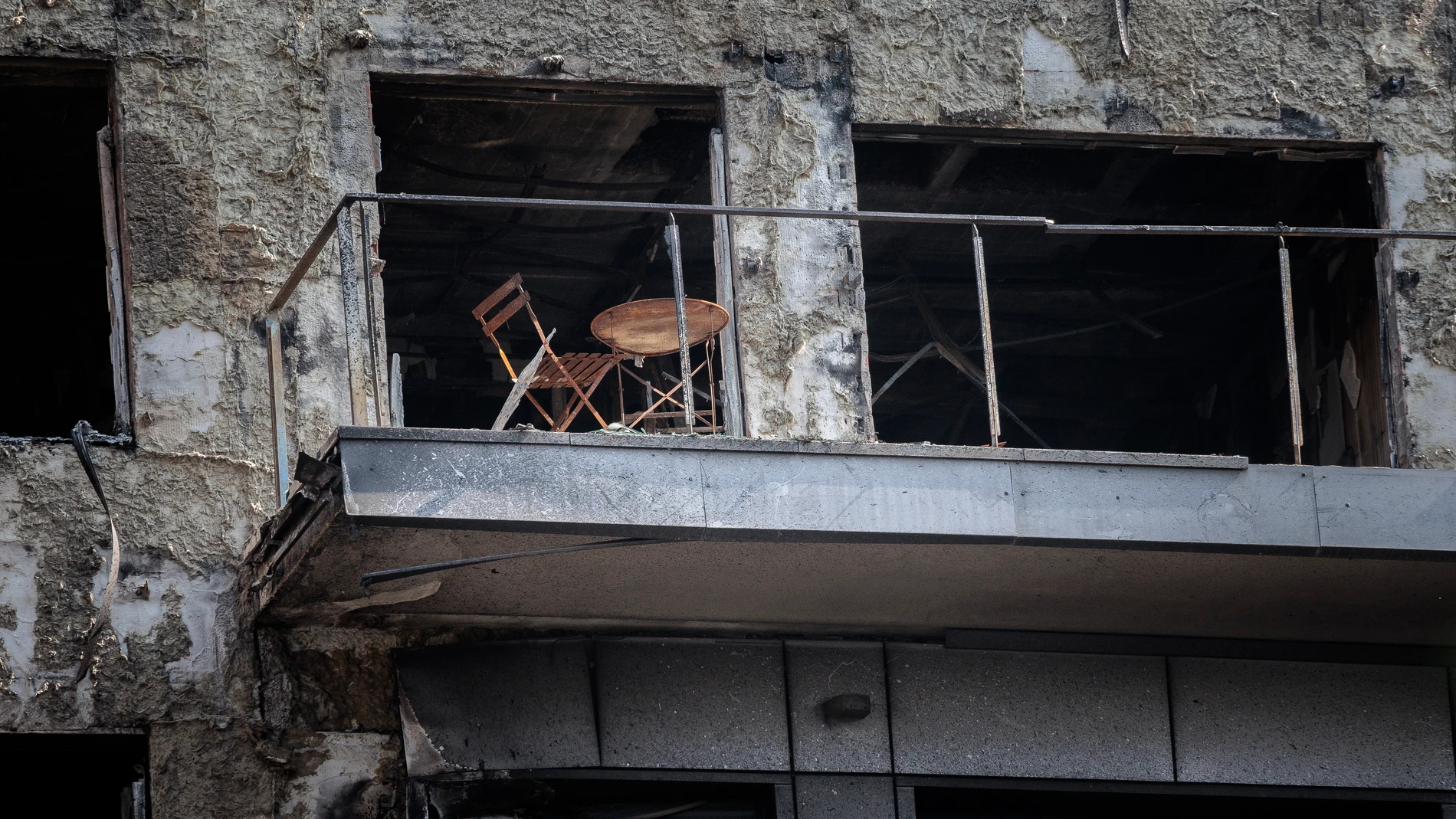 GRAFCVA2342. VALENCIA, 21/08/2024.- El incendio en el barrio valenciano de Campanar que segó la vida de diez personas y dejó sin hogar a un centenar de familias cumple este jueves seis meses, mientras se avanza en los trámites para la reconstrucción del edificio y en la investigación judicial del siniestro. EFE/Biel Aliño